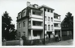 První host roku 1932