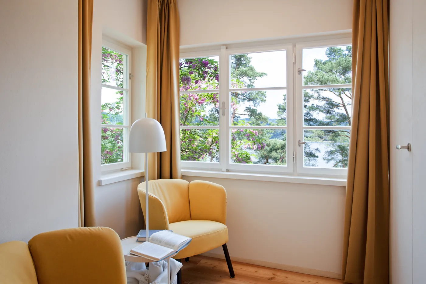 Zimmer mit Balkon