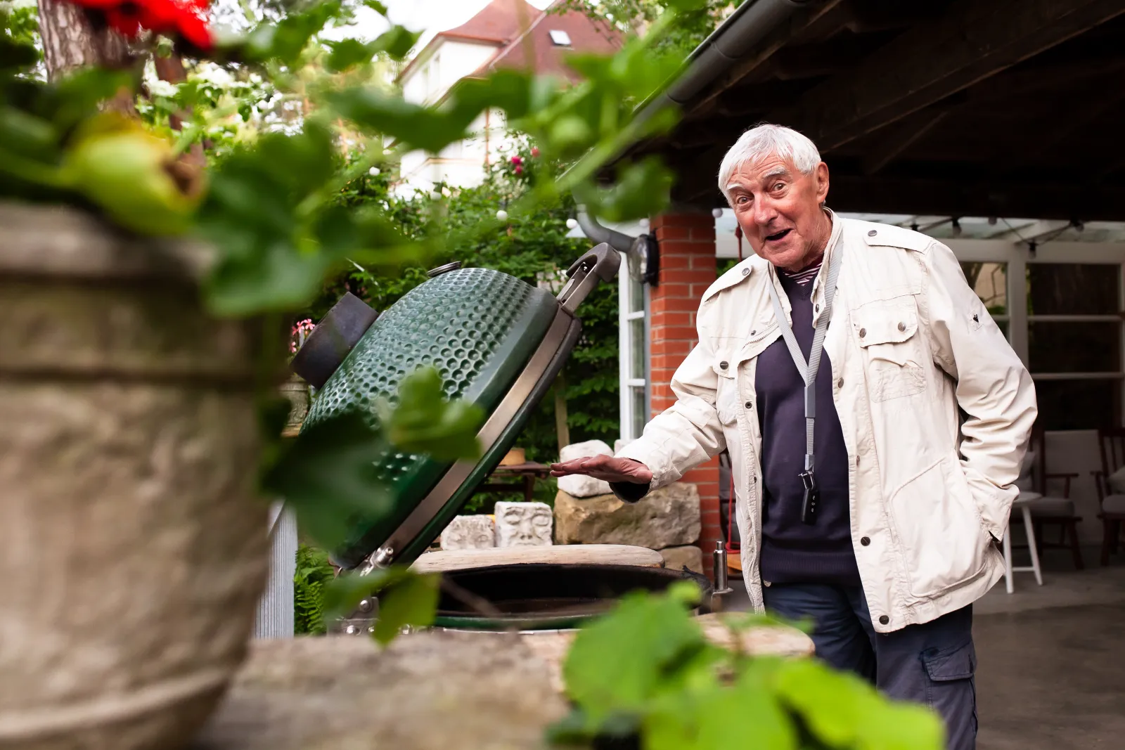 Gastgeber am Keramikgrill Big Green Egg