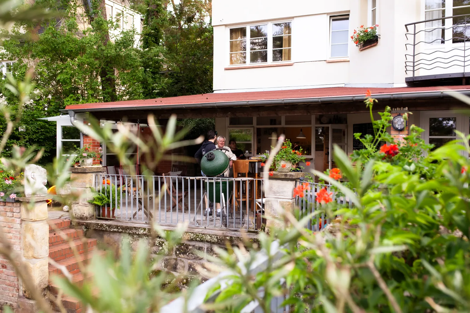 Gäste beim geselligen Beisammensein auf der Terrasse