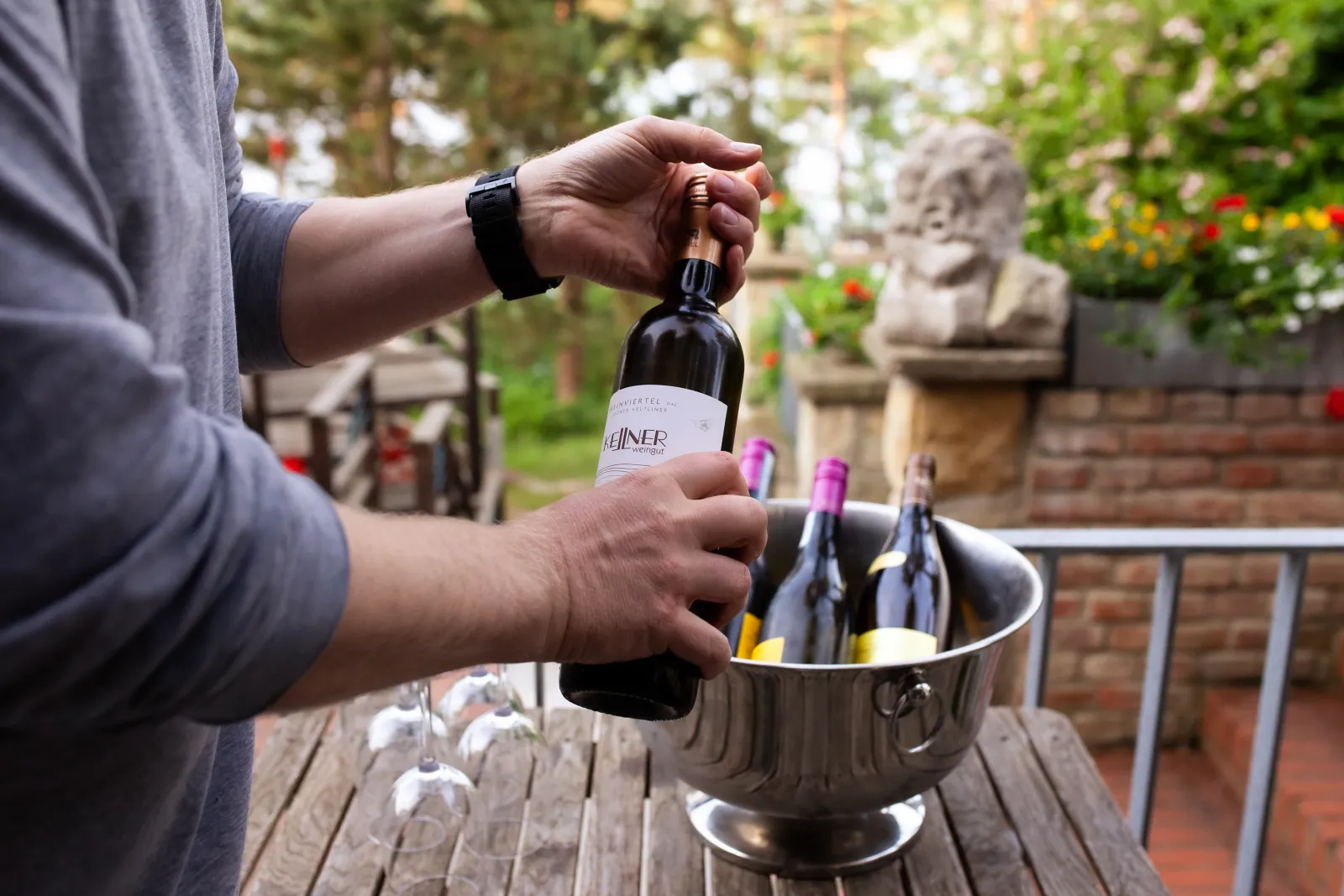 Weinöffnung auf der Terrasse