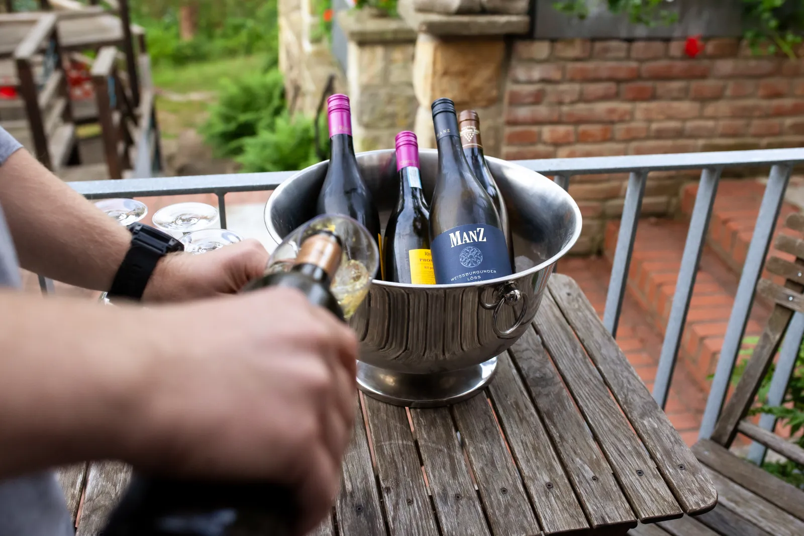 Gekühlte Weine in einer Kühleiskübel