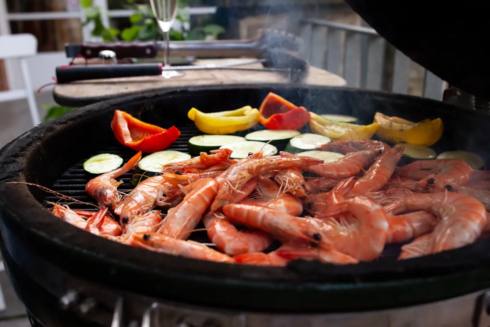 Schälen von gegrillten Garnelen