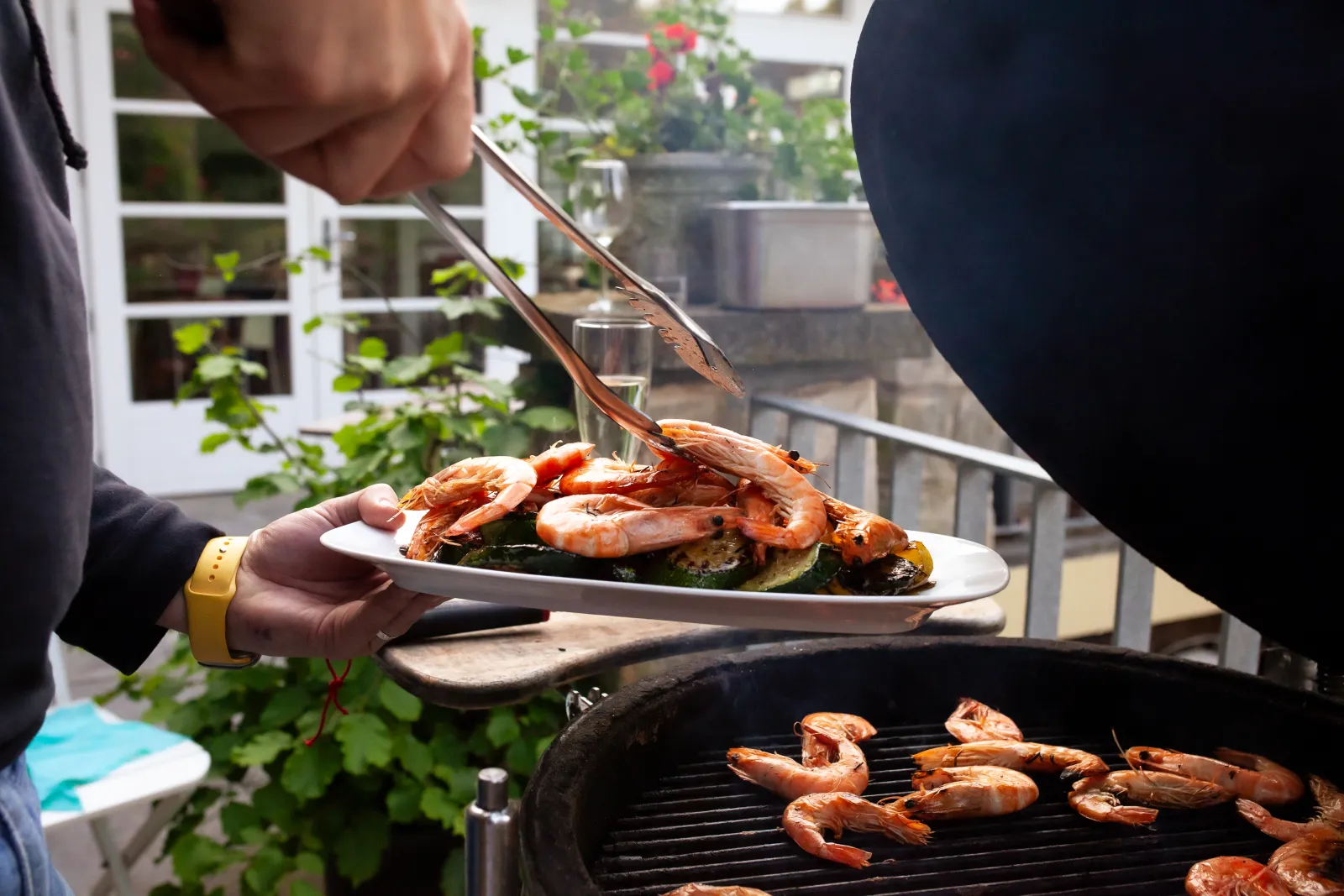 Teller mit gegrillten Garnelen und Gemüse
