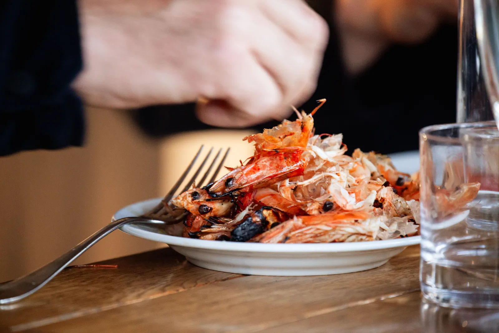 Garnelen und gegrilltes Gemüse auf dem Grill