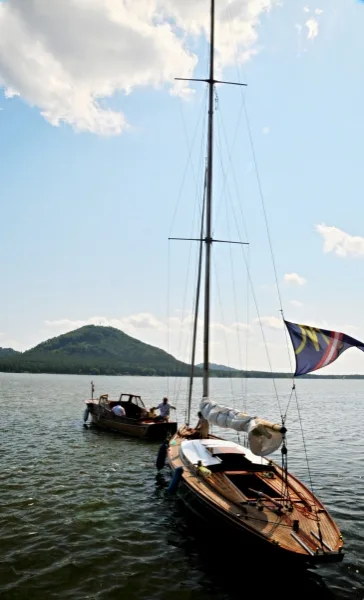 Regatta RUT Classic – Rennen klassischer Holzsegelboote auf dem Mácha-See