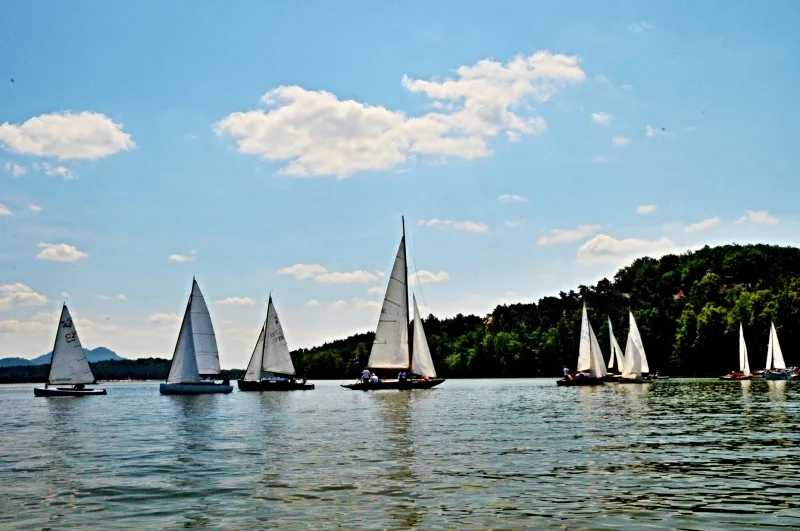 Regatta RUT Classic – Rennen klassischer Holzsegelboote auf dem Mácha-See