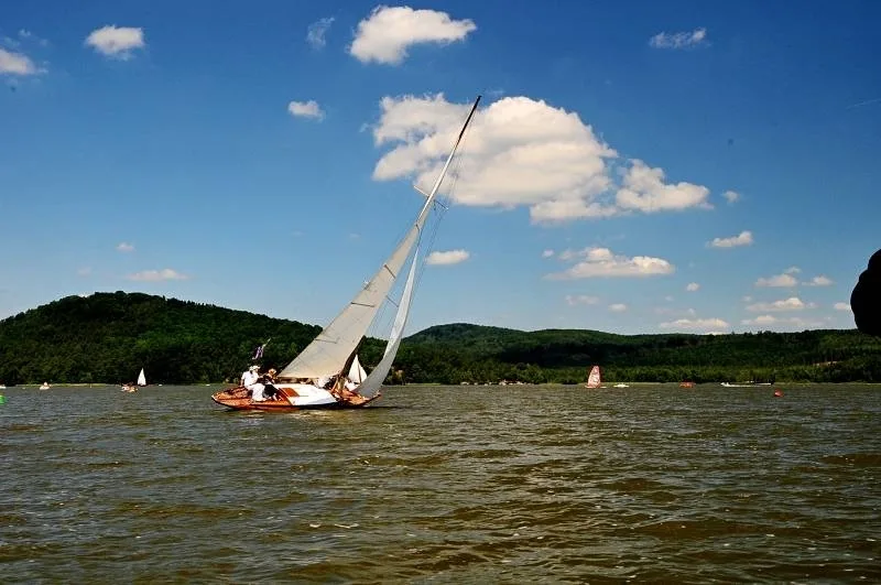 Regatta RUT Classic – Rennen klassischer Holzsegelboote auf dem Mácha-See